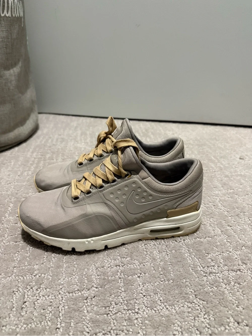 Nike Sneakers Airmax in Taupe with Tan Laces